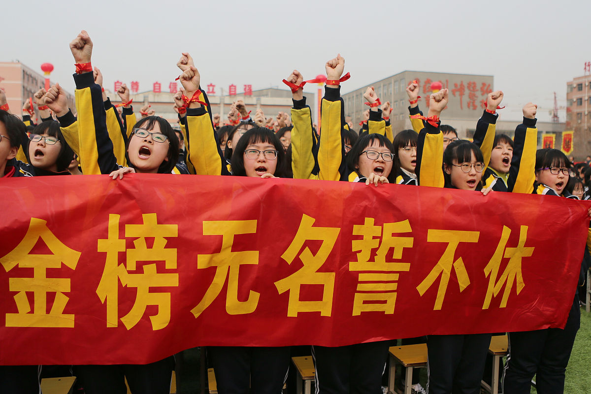 包含临近终场哨声，球队奋力拼搏誓夺胜利的词条