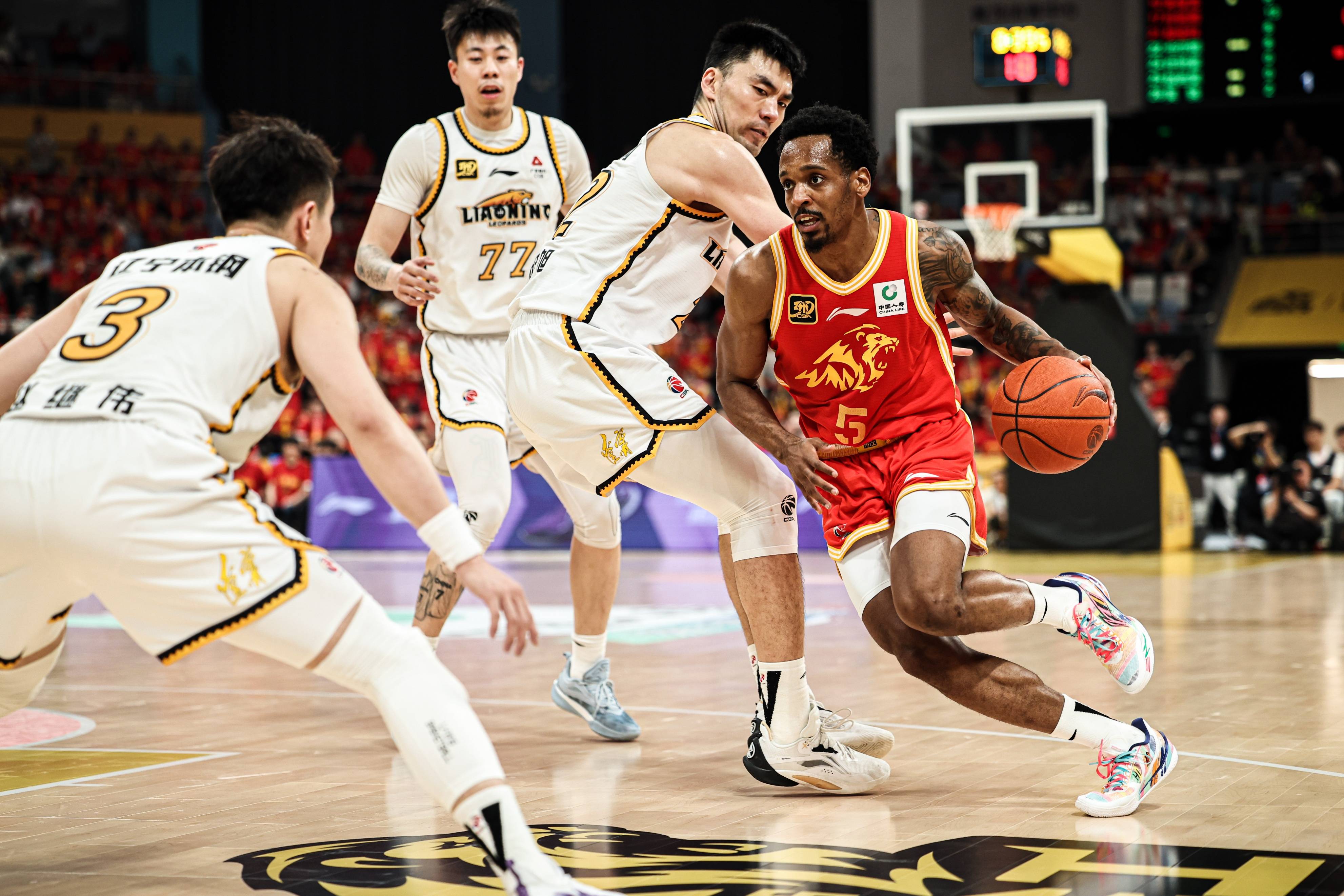 北京男篮战胜辽宁，夺得胜利