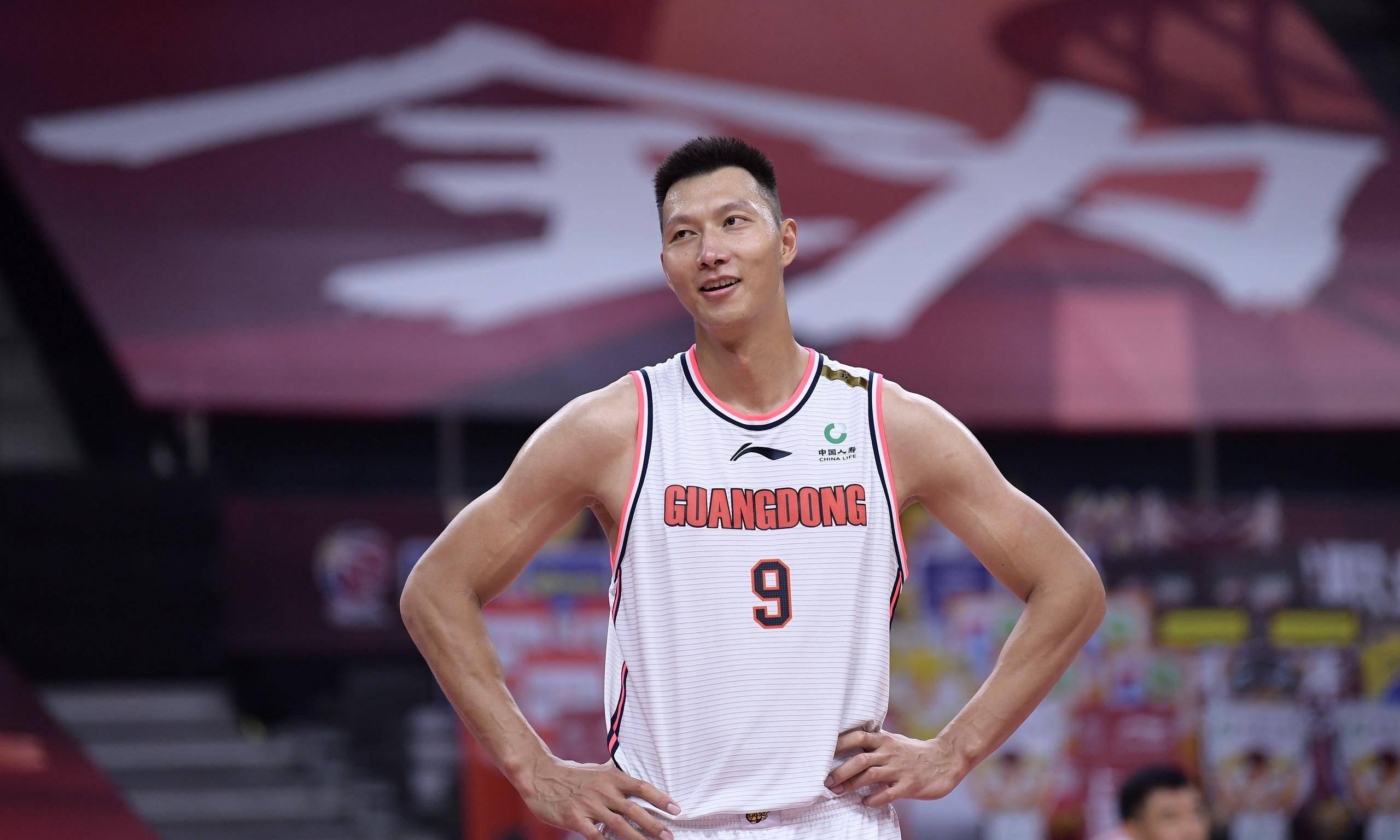 本土篮球明星表现亮眼赢得观众好评