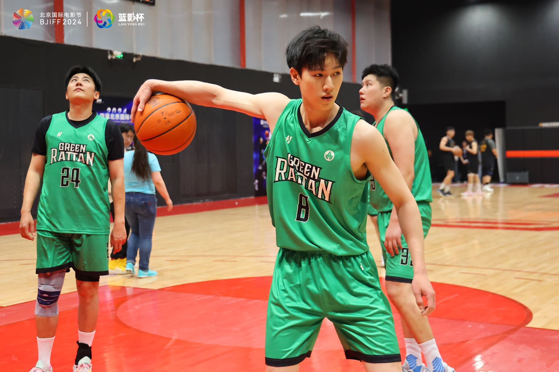 本土篮球明星表现亮眼赢得观众好评