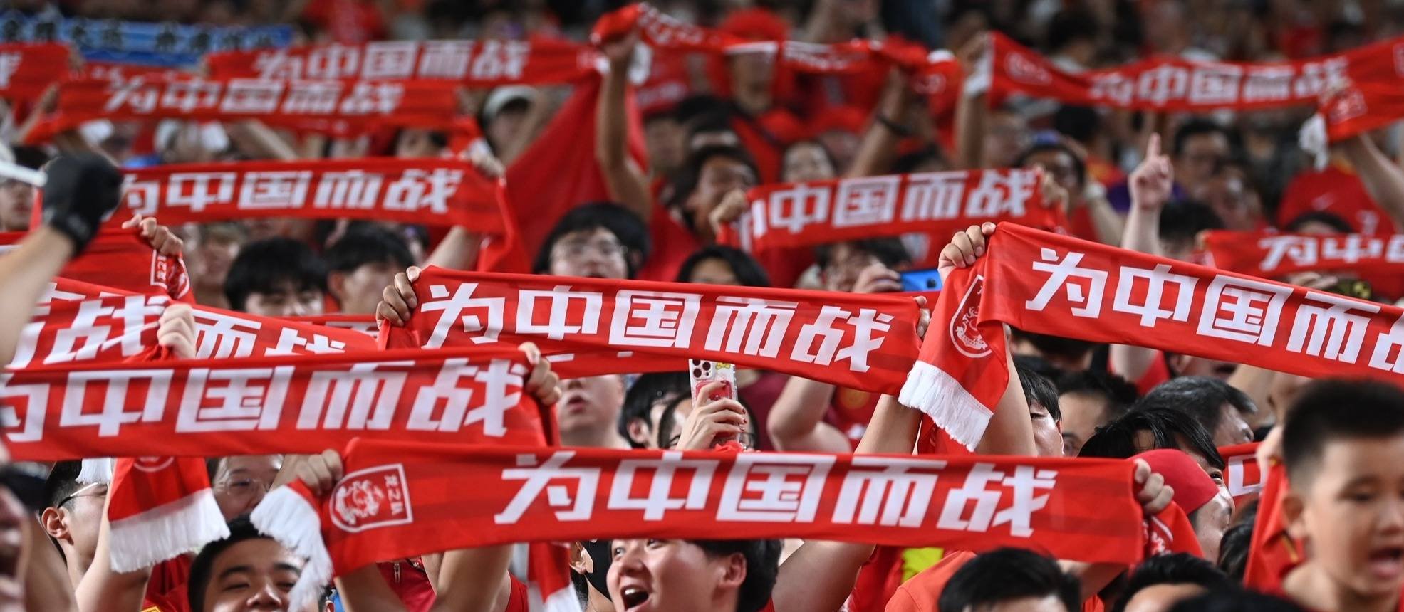 开云体育在线-赛事回顾：前场大闹那些令球迷惊叹的瞬间