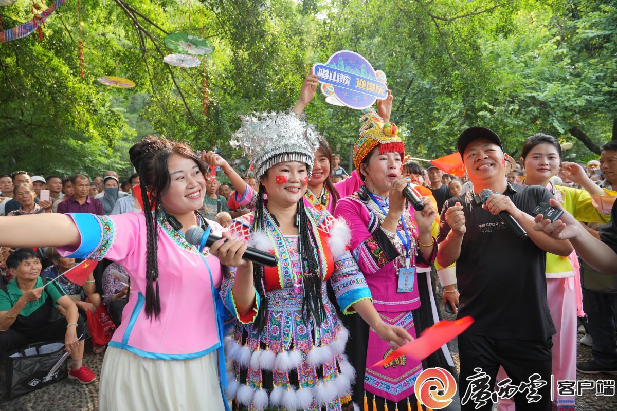 开云体育官网-精彩比赛现场观众热情高涨，呼声四起