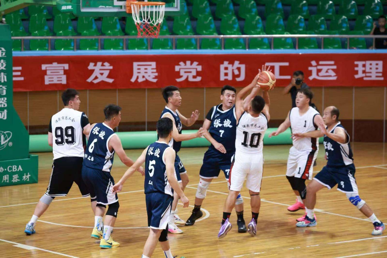 开云体育在线-篮球杯赛复赛连番惊险，球员体能耗费大