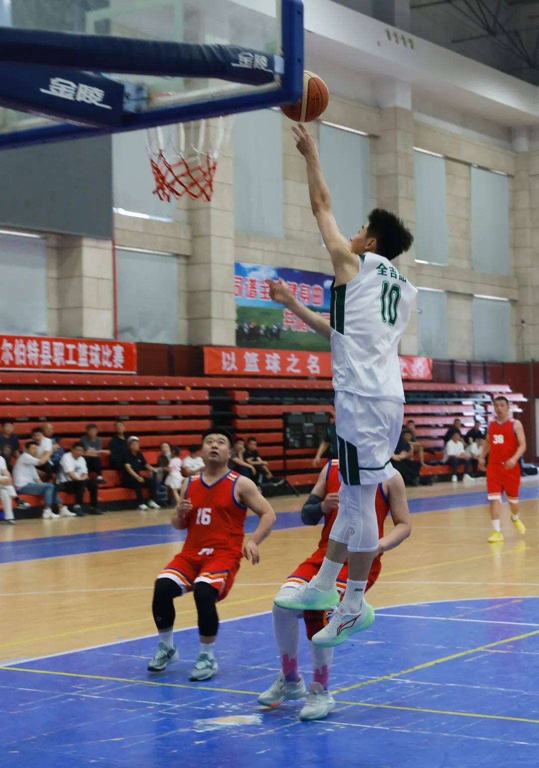 开云体育入口-篮球职业联赛比赛紧张激烈，各队争夺胜利