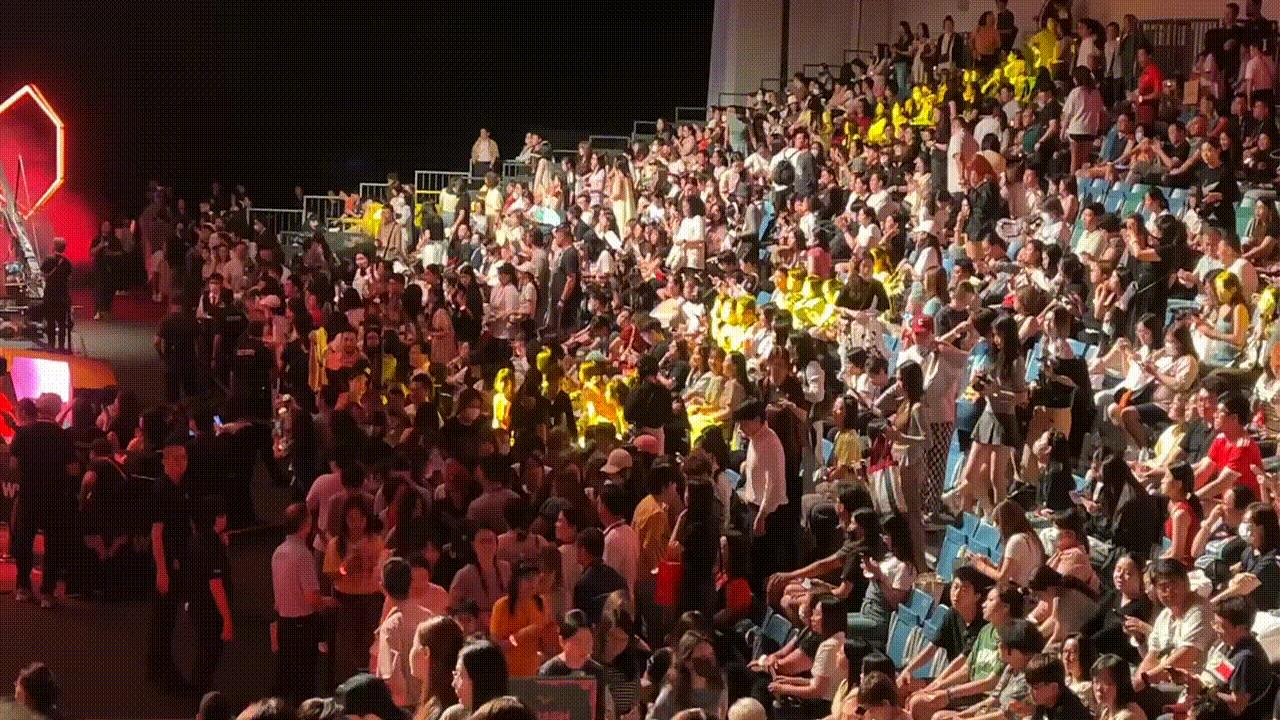 精彩比赛场面燃情热辣,观众热情高涨 精彩比赛场面燃情热辣,观众热情高涨