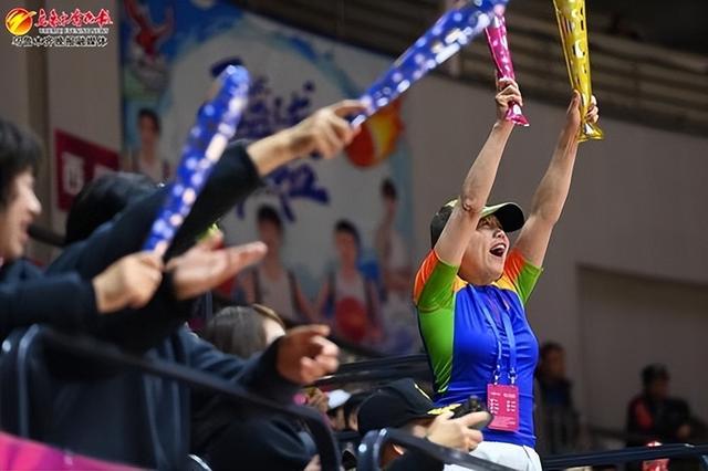 包含胜负不分明的局势,场外球迷为之疯狂呐喊的词条 包含胜负不分明的局势,场外球迷为之疯狂呐喊的词条