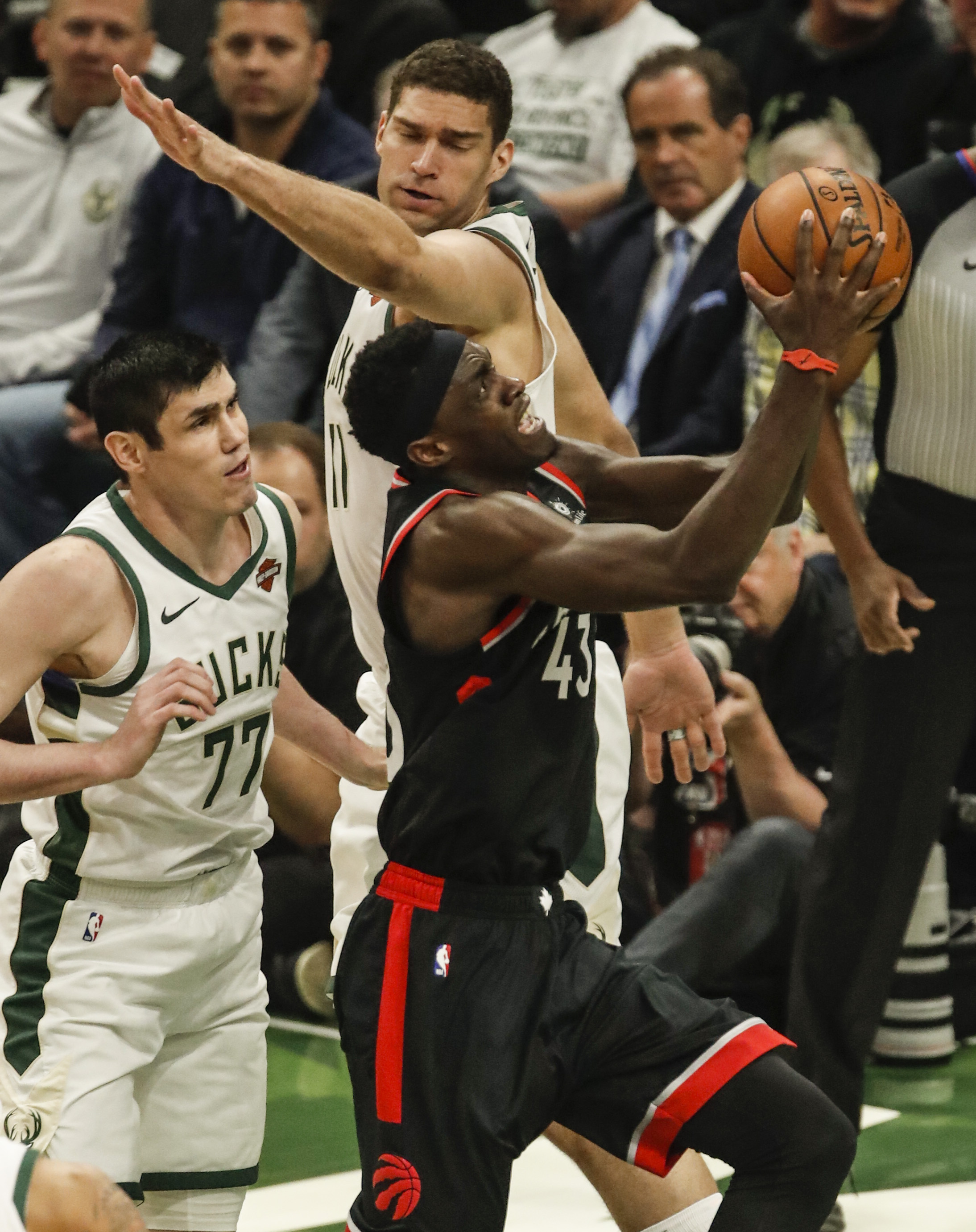 公牛战胜雄鹿，拉维恩得到28分