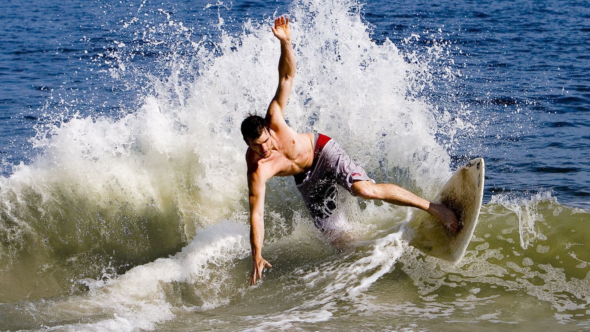教科书般的进站博弈，维斯塔潘高光时刻，雷诺轻取红牛背后的唯一性胜利