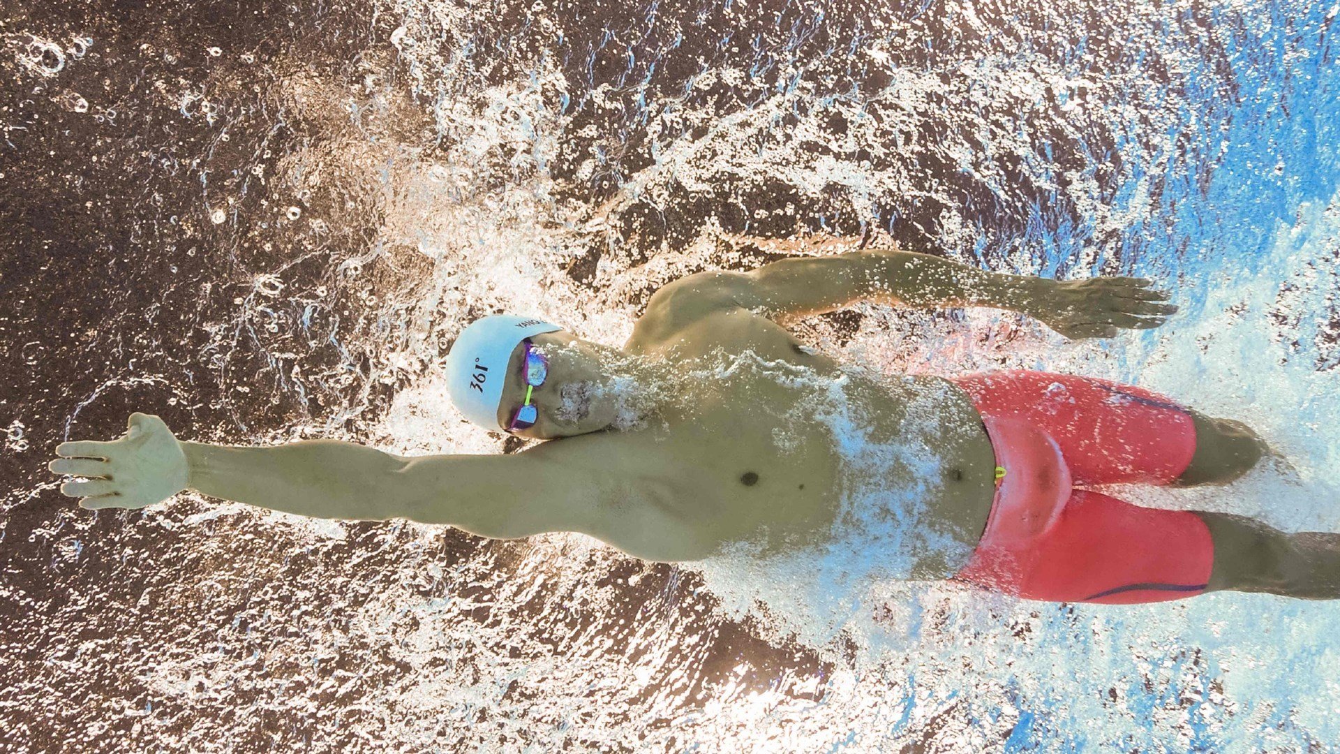 东西方篮球交响曲，青岛队险胜四川队，字母哥带队取胜的胜利启示